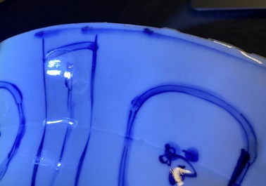 Un plat et deux assiettes en porcelaine de Chine en bleu et blanc de type kraak &agrave; d&eacute;cor de canards, Wanli